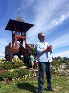 Gary Contessa speaking to fans